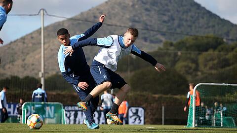 Erstes Training in La Manga: Ahanna Agbowo (l.) und Daniel Wein vor hügeliger Kulisse.