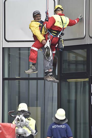 Beide Männer konnten unverletzt auf den Boden gebracht werden.