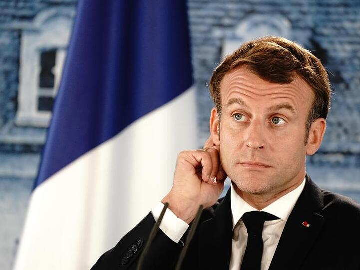 Die Kabinettsumbildung sollte Druck vom Kessel nehmen, das Gegenteil könnte nun der Fall werden: Der französische Präsident Emmanuel Macron reagiert während einer Pressekonferenz.
