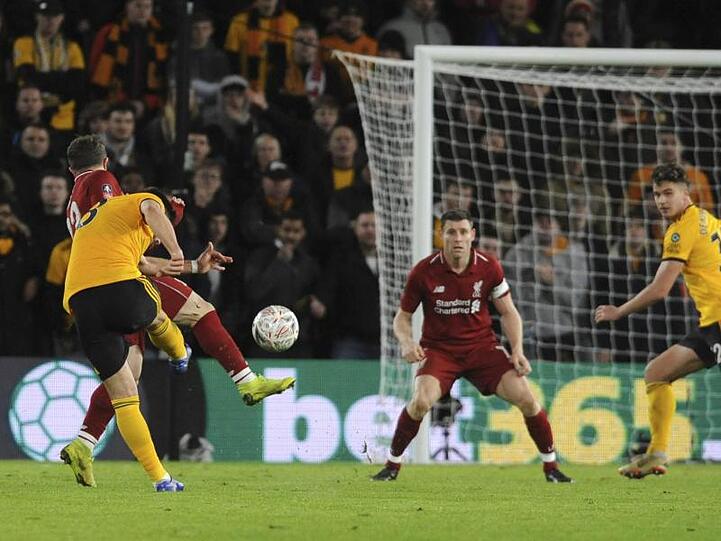 Ruben Neves (l) zieht ab und trifft zum 2:1 für Wolverhampton.