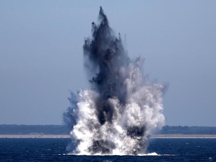 Zwei Wasserbomben aus dem Zweiten Weltkrieg werden in der Ostsee gezielt gesprengt. Hunderttausende Tonnen konventionelle und chemische Kampfstoffe liegen nach Schätzungen auf dem Boden der Nord- und der Ostsee.