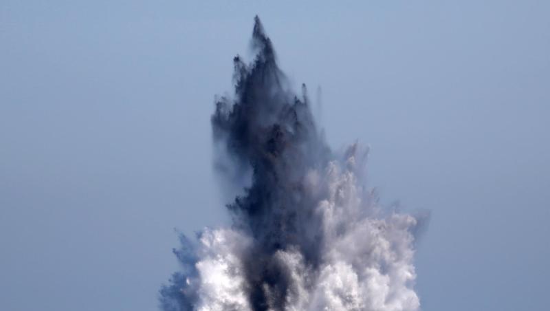 Zwei Wasserbomben aus dem Zweiten Weltkrieg werden in der Ostsee gezielt gesprengt. Hunderttausende Tonnen konventionelle und chemische Kampfstoffe liegen nach Schätzungen auf dem Boden der Nord- und der Ostsee. Zwei Wasserbomben aus dem Zweiten Weltkrieg werden in der Ostsee gezielt gesprengt. Hunderttausende Tonnen konventionelle und chemische Kampfstoffe liegen nach Schätzungen auf dem Boden der Nord- und der Ostsee.