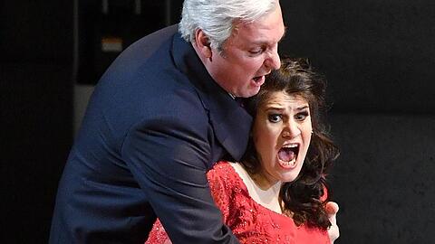 Ludovic Tézier (l) als Scarpia und Anja Harteros als Tosca bei Puccinis "Tosca" im Großen Festspielhaus. Foto: Barbara Gindl/APA/dpa