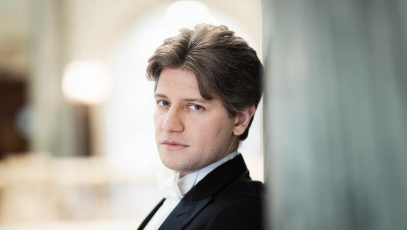 Daniele Rustioni wurde 1983 in Mailand geboren. Er studierte in seiner Heimatstadt, in Siena und London. 2008 dirigierte er in Turin seine erste Oper. Seit 2017 ist Rustioni Chefdirigent der Oper in Lyon und seit 2019 auch des Ulster Orchestra. Daniele Rustioni wurde 1983 in Mailand geboren. Er studierte in seiner Heimatstadt, in Siena und London. 2008 dirigierte er in Turin seine erste Oper. Seit 2017 ist Rustioni Chefdirigent der Oper in Lyon und seit 2019 auch des Ulster Orchestra.
