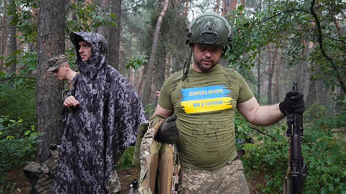Charkiw: Ukrainische Soldaten beziehen Stellung in einem Waldgebiet in der Nähe der Frontlinie.
