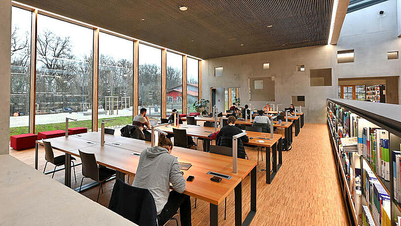 Mit dem Erhalt des Promotionsrechts in den forschungsstarken Feldern ihrer Promotionszentren war die HS Coburg die erste in Bayern, die 2024 eigenständig eine Doktorwürde verliehen hat. Hier sieht man einen Arbeitsbereich in der Bibiliothek. Mit dem Erhalt des Promotionsrechts in den forschungsstarken Feldern ihrer Promotionszentren war die HS Coburg die erste in Bayern, die 2024 eigenständig eine Doktorwürde verliehen hat. Hier sieht man einen Arbeitsbereich in der Bibiliothek.