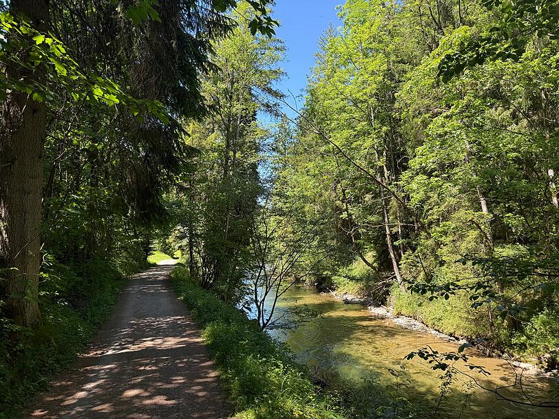 Entlang der Leitzach zum nächsten Stopp. Entlang der Leitzach zum nächsten Stopp.