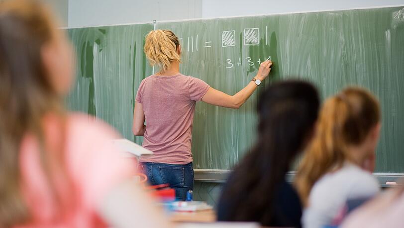 Der Frauenanteil bei den Lehrkräften lag an den allgemeinbildenden Schulen bei rund 73 Prozent. (Symbolbild) Der Frauenanteil bei den Lehrkräften lag an den allgemeinbildenden Schulen bei rund 73 Prozent. (Symbolbild)