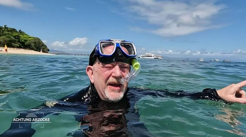 Peter Giesel ist fassungslos: Eigentlich hatte er eine Schnorcheltour am Great Barrier Reef gebucht. Doch ihn erwartet stattdessen ein "versandeter Fu&szlig;ballplatz unter Wasser".