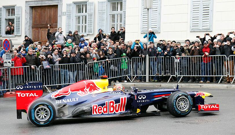 Große Siegesfeier für Sebastian Vettel in Graz: 30.000 Fans feiern den dreimaligen Titelträger, der er in seinem Red Bull einige Runden durch das alte Zentrum der österreichischen Stadt drehte.