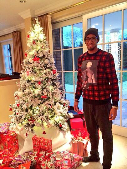 Da gab es aber viel zum Auspacken: Jerome Boateng vor dem Weihnachtsbaum.