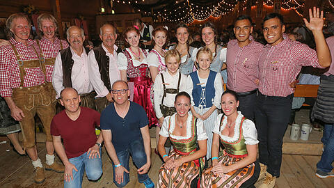 Leonie und Sarah im hellblauen Dirndl haben das Treffen organisiert.