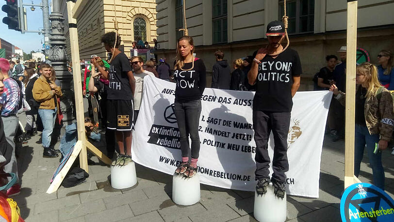 Aufsehenerregende Aktion: Mitglieder von Extinction Rebellion am Odeonsplatz. Aufsehenerregende Aktion: Mitglieder von Extinction Rebellion am Odeonsplatz.