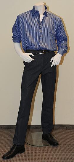 Das trug der Mann. Die Beschreibung der Polizei: Halbschuhe, braun, Größe 44, Marke Varese, exklusiv hergestellt für Fa. Deichmann, Verkauf ausschließlich in Deutschland bis Oktober 2011, hergestellt in Indien 

Herrenhemd, blauweiß enggestreift, Marke Abrams (Fa. Ansons), Verkaufsstellen Fa. Hirmer, Fa. C&A, Fa. Peek und Cloppenburg, bis 2010 produziert; ob kurz- oder langärmelig ist nicht bekannt (Bild Vergleichskleidung) 

Herrenhose, schwarz, Stretch, Marke C.A.N.D.A., Verkauf Internet oder C&A (Bild Vergleichskleidung) 

Ledergürtel, schwarz, Marke C&A Buying KG