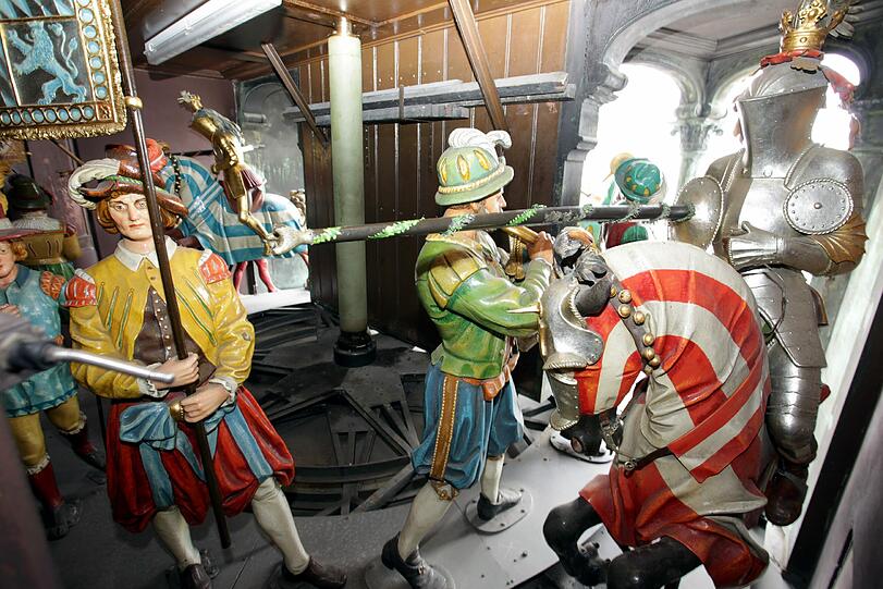 So sieht man das Glockenspiel selten: Rechts ist ein Habsburger Ritter in den Farben rot und weiß zu sehen; im Hintergrund, in goldener Rüstung, sein Wittelsbacher Pendant.