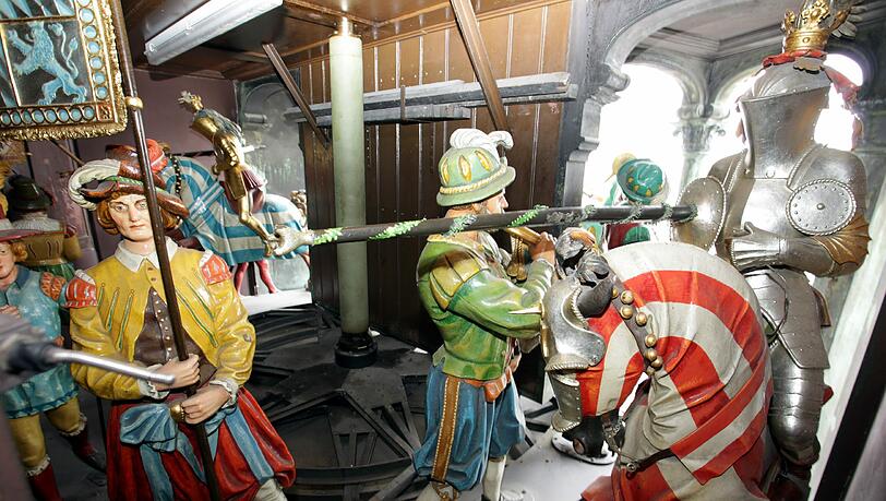 So sieht man das Glockenspiel selten: Rechts ist ein Habsburger Ritter in den Farben rot und weiß zu sehen; im Hintergrund, in goldener Rüstung, sein Wittelsbacher Pendant. So sieht man das Glockenspiel selten: Rechts ist ein Habsburger Ritter in den Farben rot und weiß zu sehen; im Hintergrund, in goldener Rüstung, sein Wittelsbacher Pendant.