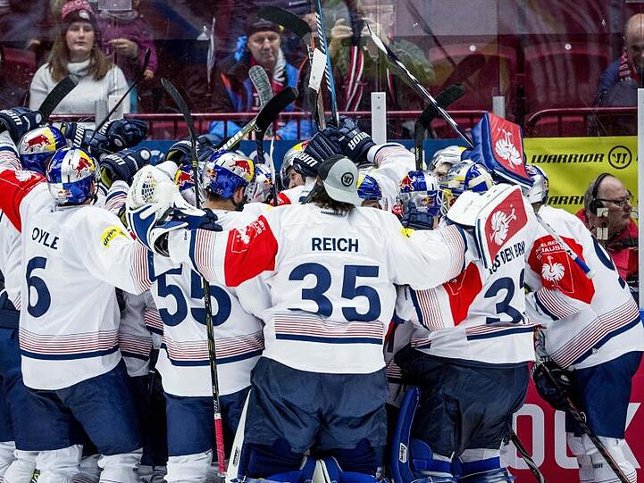 Die Spieler des EHC Red Bull München feiern den Einzug ins Halbfinale der Champions Hockey League.