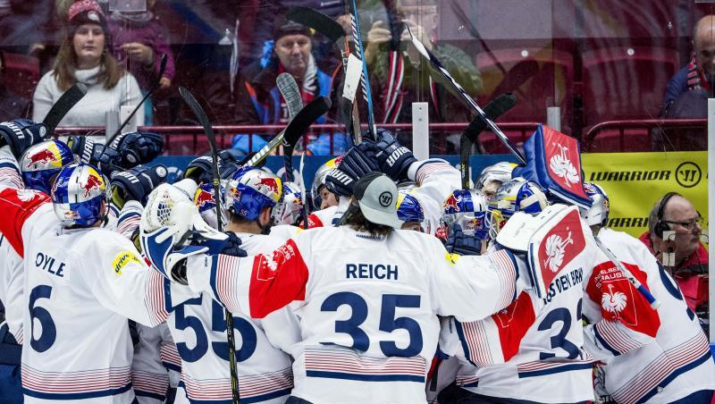 Die Spieler des EHC Red Bull München feiern den Einzug ins Halbfinale der Champions Hockey League. Die Spieler des EHC Red Bull München feiern den Einzug ins Halbfinale der Champions Hockey League.
