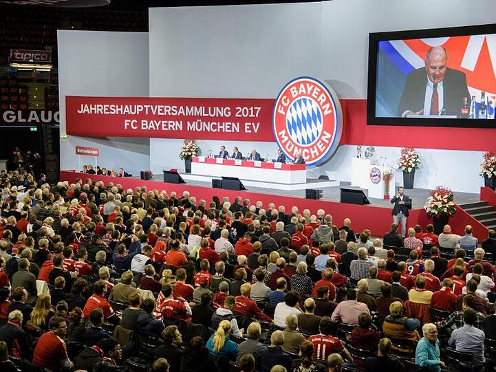 Zahlreiche Vereinsmitglieder nehmen an der Jahreshauptversammlung des FC Bayern im Audi Dome in München teil. Foto: Matthias Balk
