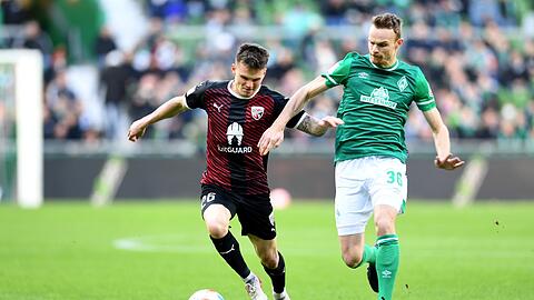 Werders Christian Gross (r) kämpft gegen Ingolstadts Jan-Hendrik Marx um den Ball.