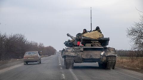 Ein russischer Panzer fährt auf einer Straße in der Nähe von Mariupol.