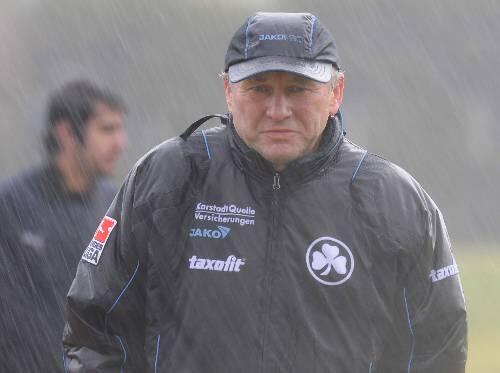0:1verloren und völlig durchnässt: Fürths Trainer Benno Möhlmann im keineswegs sonnigen Spanien.