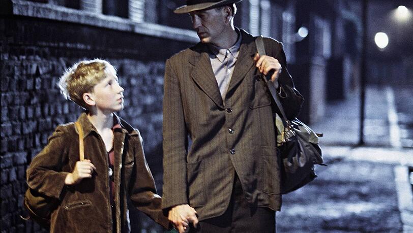Louis Klamroth mit Vater Peter Lohmeyer im Film "Das Wunder von Bern". Louis Klamroth mit Vater Peter Lohmeyer im Film "Das Wunder von Bern".