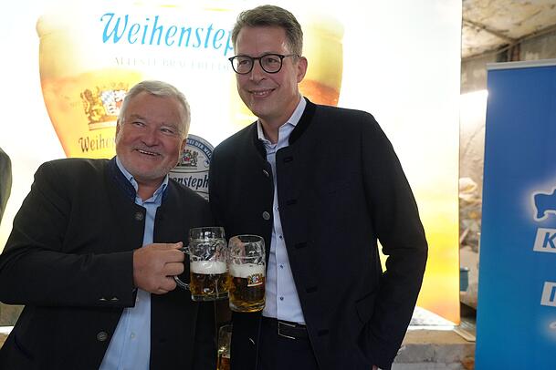 Die Staatsbrauerei Weihenstephan soll dauerhaft ans Platzl ziehen. In dem Gebäude, das in der Zuständigkeit des Ministeriums von Markus Blume (r.) liegt, entsteht ein Brauhaus. Brauereichef Josef Schrädler (l.) freut's. Die Staatsbrauerei Weihenstephan soll dauerhaft ans Platzl ziehen. In dem Gebäude, das in der Zuständigkeit des Ministeriums von Markus Blume (r.) liegt, entsteht ein Brauhaus. Brauereichef Josef Schrädler (l.) freut's.