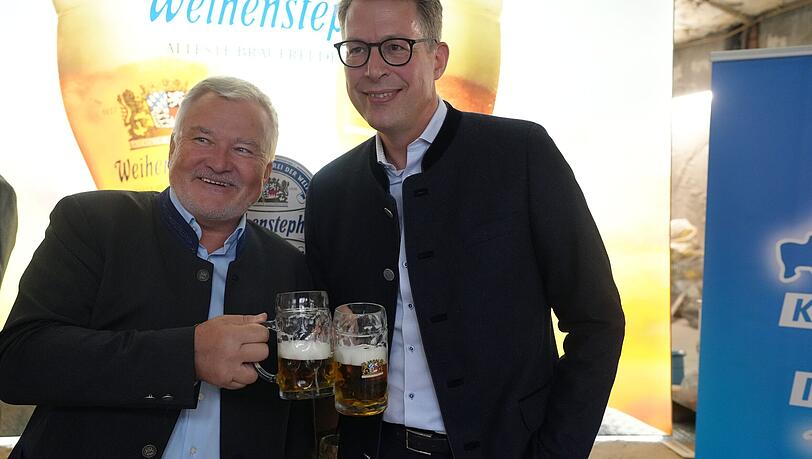 Die Staatsbrauerei Weihenstephan soll dauerhaft ans Platzl ziehen. In dem Gebäude, das in der Zuständigkeit des Ministeriums von Markus Blume (r.) liegt, entsteht ein Brauhaus. Brauereichef Josef Schrädler (l.) freut's. Die Staatsbrauerei Weihenstephan soll dauerhaft ans Platzl ziehen. In dem Gebäude, das in der Zuständigkeit des Ministeriums von Markus Blume (r.) liegt, entsteht ein Brauhaus. Brauereichef Josef Schrädler (l.) freut's.