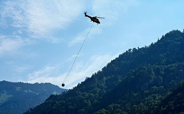 Der Waldbergbrand in den Chiemgauer Alpen wurde mit Hubschraubern gel&ouml;scht, jetzt suchen die Einsatzkr&auml;fte nach den Glutnestern.