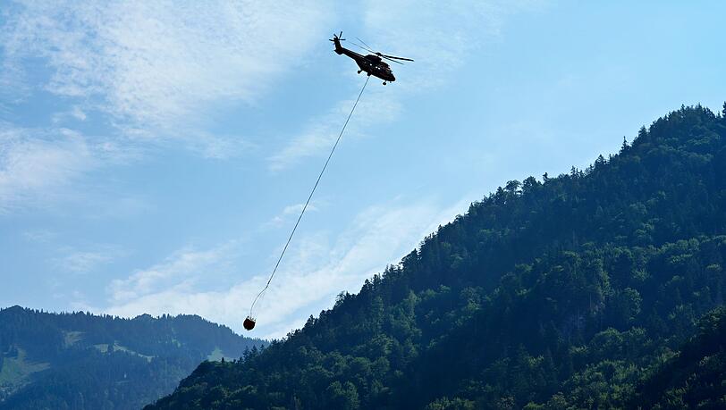 Der Waldbergbrand in den Chiemgauer Alpen wurde mit Hubschraubern gel&ouml;scht, jetzt suchen die Einsatzkr&auml;fte nach den Glutnestern.