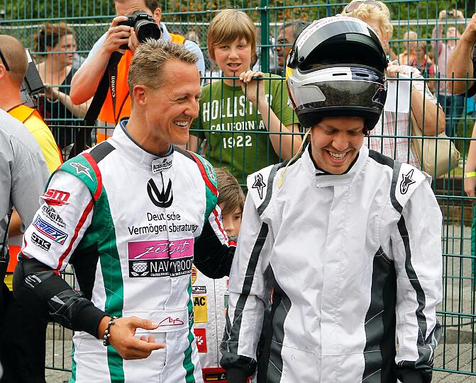 Das Kart-Duell der Formel-1-Weltmeister: Michael Schumacher fuhr seinem Kollegen Sebastian Vettel davon. Spaß hatten alle. Die besten Bilder aus Kerpen...