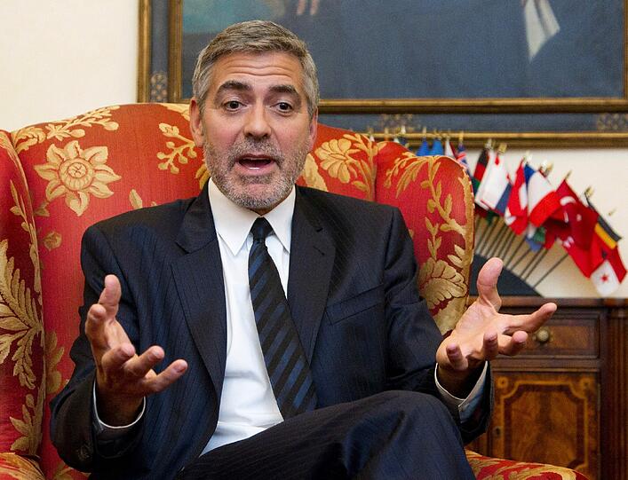 Auch Schauspieler George Clooney sieht man seit längerem immer wieder &bdquo;bedeckt&ldquo;. Freundin Stacy Keibler scheint das nicht zu kratzen. Vielleicht, weil der Bart so akkurat gestutzt ist.