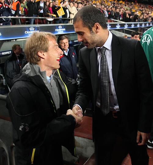 Klinsmann und Guardiola geben sich die Hand vor Anpfiff des Champions League-Viertelfinales 2009. Es sollte ein denkwürdiges Spiel werden; die blamable Niederlage bedeutete den Anfang vom Ende für Bayern-Trainer Jürgen Klinsmann. Die &bdquo;Bestia Negra&ldquo; war mit 0:4 regelrecht vorgeführt worden.