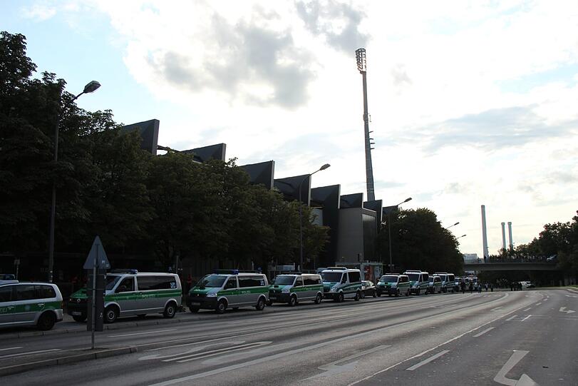 Das Amateurderby bietet Konfliktpotential - entsprechend stark ist die Polizei präsent.