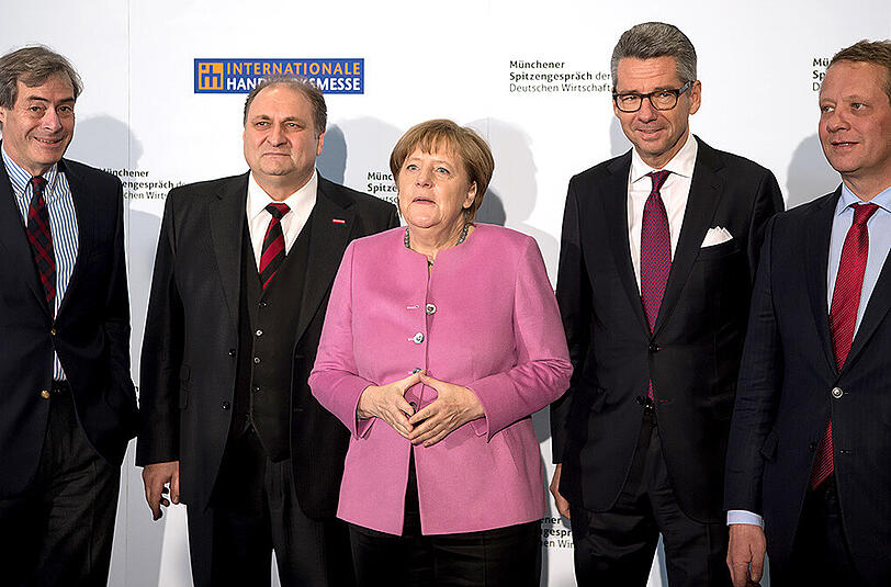 Der Präsident der Bundesvereinigung der Deutschen Arbeitgeberverbände (BDA) Ingo Kramer (l-r), der Präsident des Zentralverbandes des Deutschen Handwerks (ZDH) Peter Wollseifer, Bundeskanzlerin Angela Merkel (CDU), der Präsident des Bundesverbandes der Deutschen Industrie (BDI) Ulrich Grillo und der Präsident des Deutschen Industrie- und Handelskammertages (DIHK) Eric Schweitzer beim Spitzengespräch der deutschen Wirtschaft in München.
