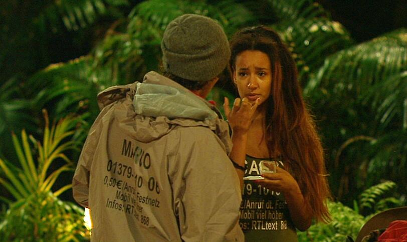 Gabby hat mal wieder Mückenstiche abbekommen. Marco bittet Larissa ihm Gabbys Mückencreme zu geben.