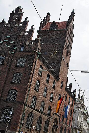 In diesem Backsteinbau an der Prielmayerstraße sitzt das Oberlandesgericht.