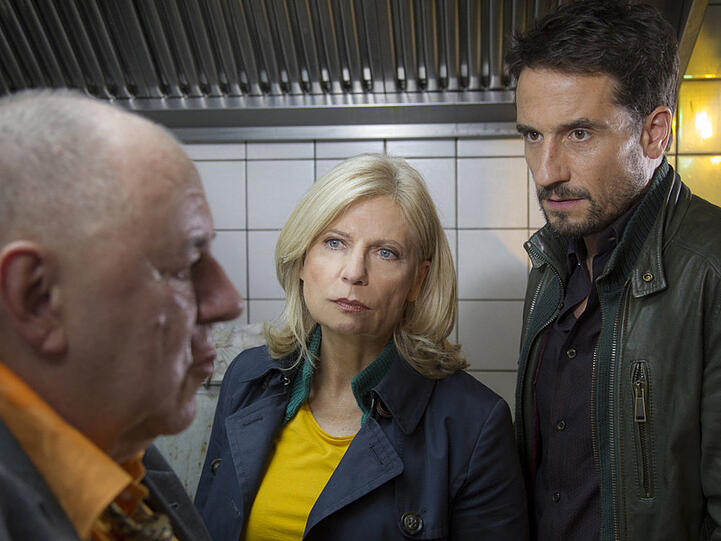 "Tatort: Alle meine Jungs" Hauptkommissarin Inga Lürsen (S. Postel) und Kommissar Stedefreund (O. Mommsen) befragen Müllmann Pavel Symanek (H. Arnst)