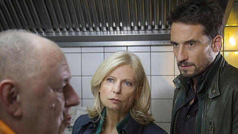 "Tatort: Alle meine Jungs" Hauptkommissarin Inga Lürsen (S. Postel) und Kommissar Stedefreund (O. Mommsen) befragen Müllmann Pavel Symanek (H. Arnst)