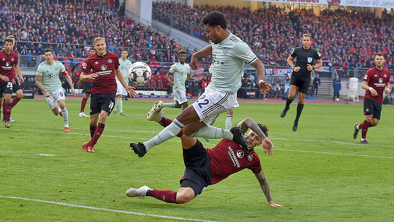 SERGE GNABRY, NOTE 3: Kam zur zweiten Halbzeit, sollte für mehr Schwung über die rechte Seite sorgen. Sein gutes Stellungsspiel führte zum Ausgleich, der Ball fliegt auf sein Bein, über Torhüter Mathenia hinweg ins Netz (75.). Aber gewollt &ndash; und da muss man eben stehen als Torjäger.