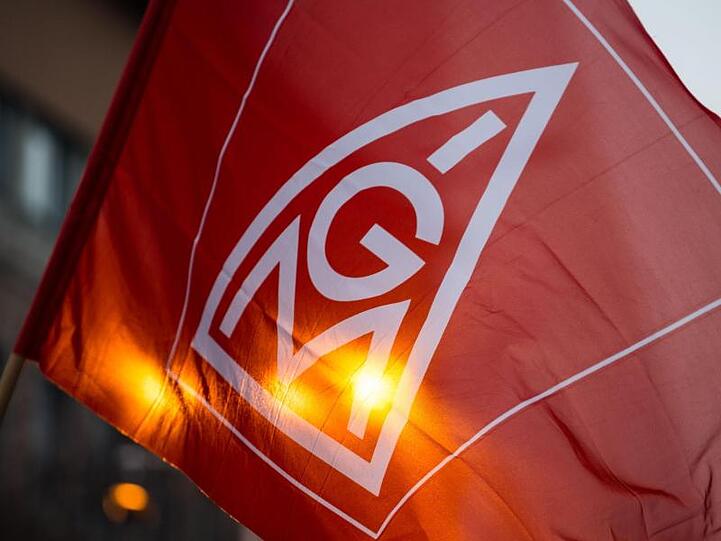 Eine Fahne mit dem Logo der IG Metall. Foto: Lino Mirgeler/dpa/Archivbild