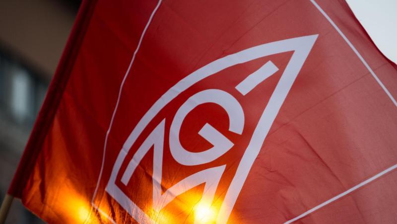 Eine Fahne mit dem Logo der IG Metall. Foto: Lino Mirgeler/dpa/Archivbild Eine Fahne mit dem Logo der IG Metall. Foto: Lino Mirgeler/dpa/Archivbild