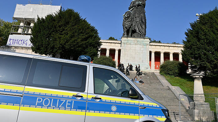 Auf der Theresienwiese waren rund 1.000 Teilnehmer angekündigt, die unter dem Motto "Osterlockdown nicht mit uns" demonstrieren wollten - am Ende waren es nach Polizeiangaben knapp 60. (Archivbild)