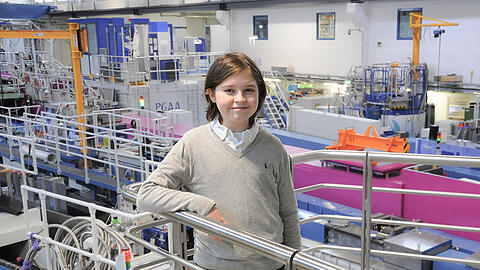 Laurent Simon steht in der Neutronenleiterhalle West der Forschungs-Neutronenquelle Heinz Maier-Leibnitz (FRM II) der Technischen Universität München.