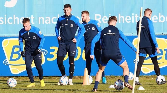 Die Löwen legen wieder los: Auch Lorenz Knöferl (links) und Semi Belkahia (Zweiter von links) waren im Training dabei.