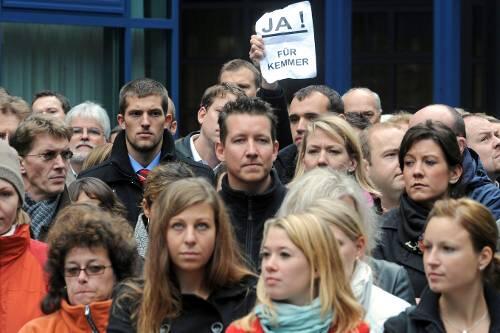 Auch am Freitag demonstrierten hunderte BayernLB-Mitarbeiter für ihren Chef Kemmer