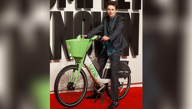Timoth&eacute;e Chalamet sorgte mit seinem Lime-Bike in London f&uuml;r Aufsehen.
