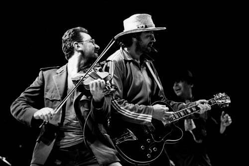 Die Hobbys eines Regisseurs: zigarre rauchen und Gitarre spielen - Emir Kusturica und das No Smoking Orchestra.