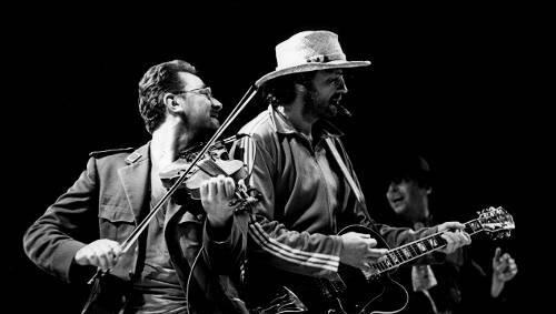 Die Hobbys eines Regisseurs: zigarre rauchen und Gitarre spielen - Emir Kusturica und das No Smoking Orchestra. Die Hobbys eines Regisseurs: zigarre rauchen und Gitarre spielen - Emir Kusturica und das No Smoking Orchestra.